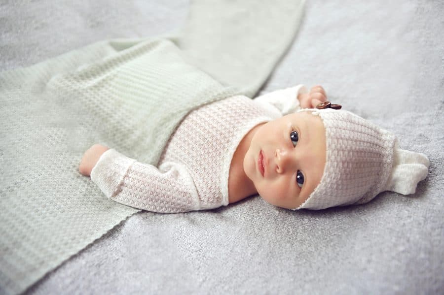 Pasgeboren baby op een zachte deken — kraamzorg aan huis