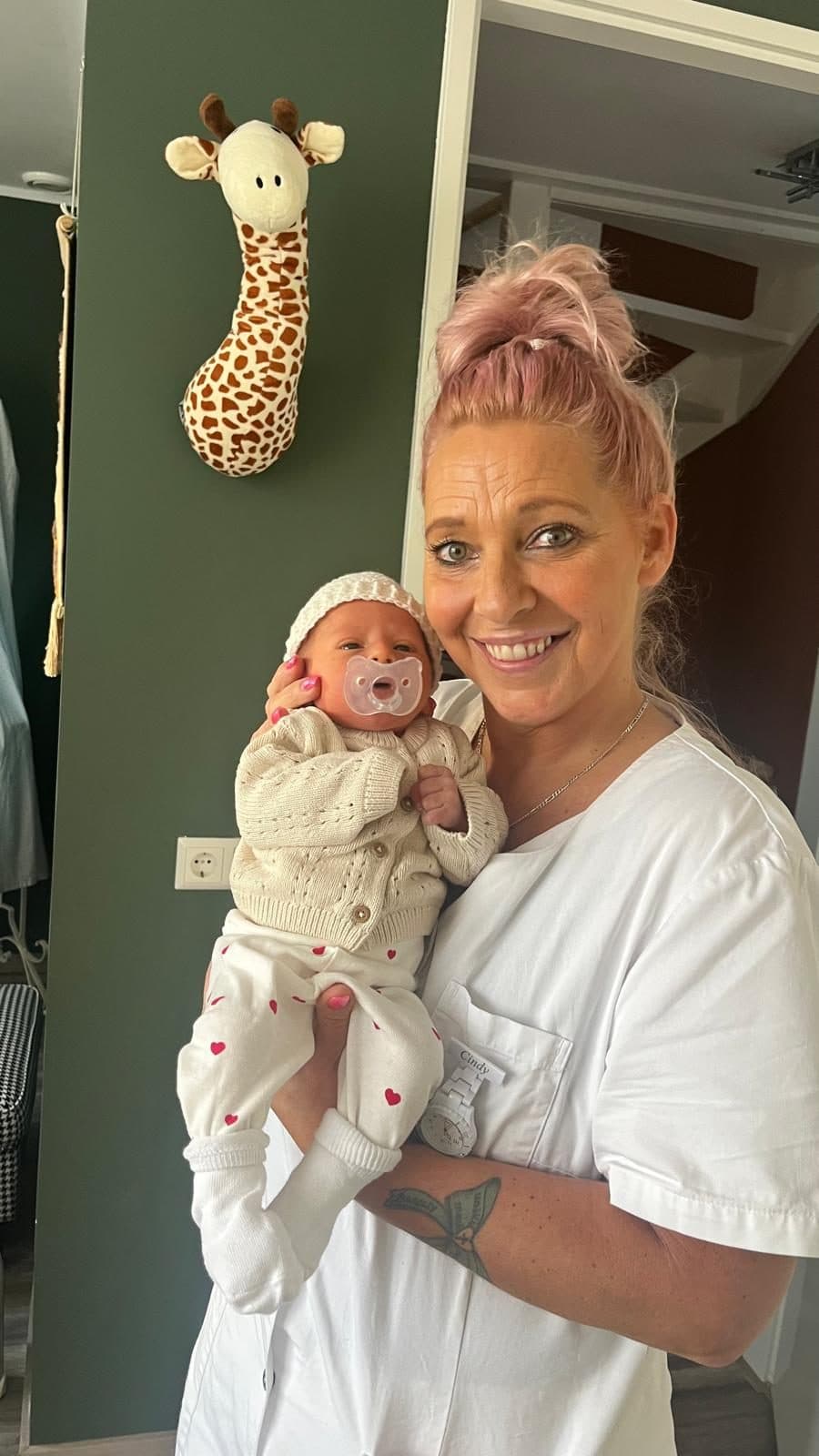 Cindy samen met een pasgeboren baby in een warme huiselijke omgeving