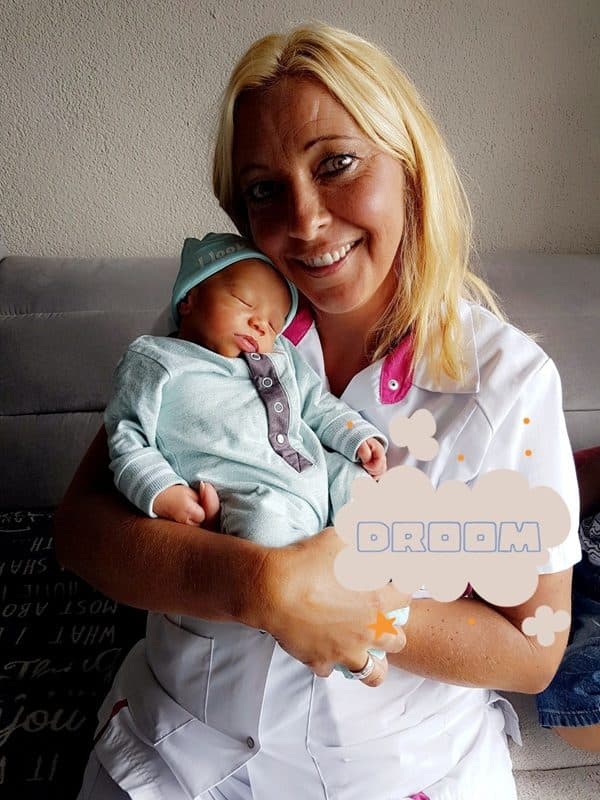 Kraamverzorgende Cindy met een pasgeboren baby op de arm