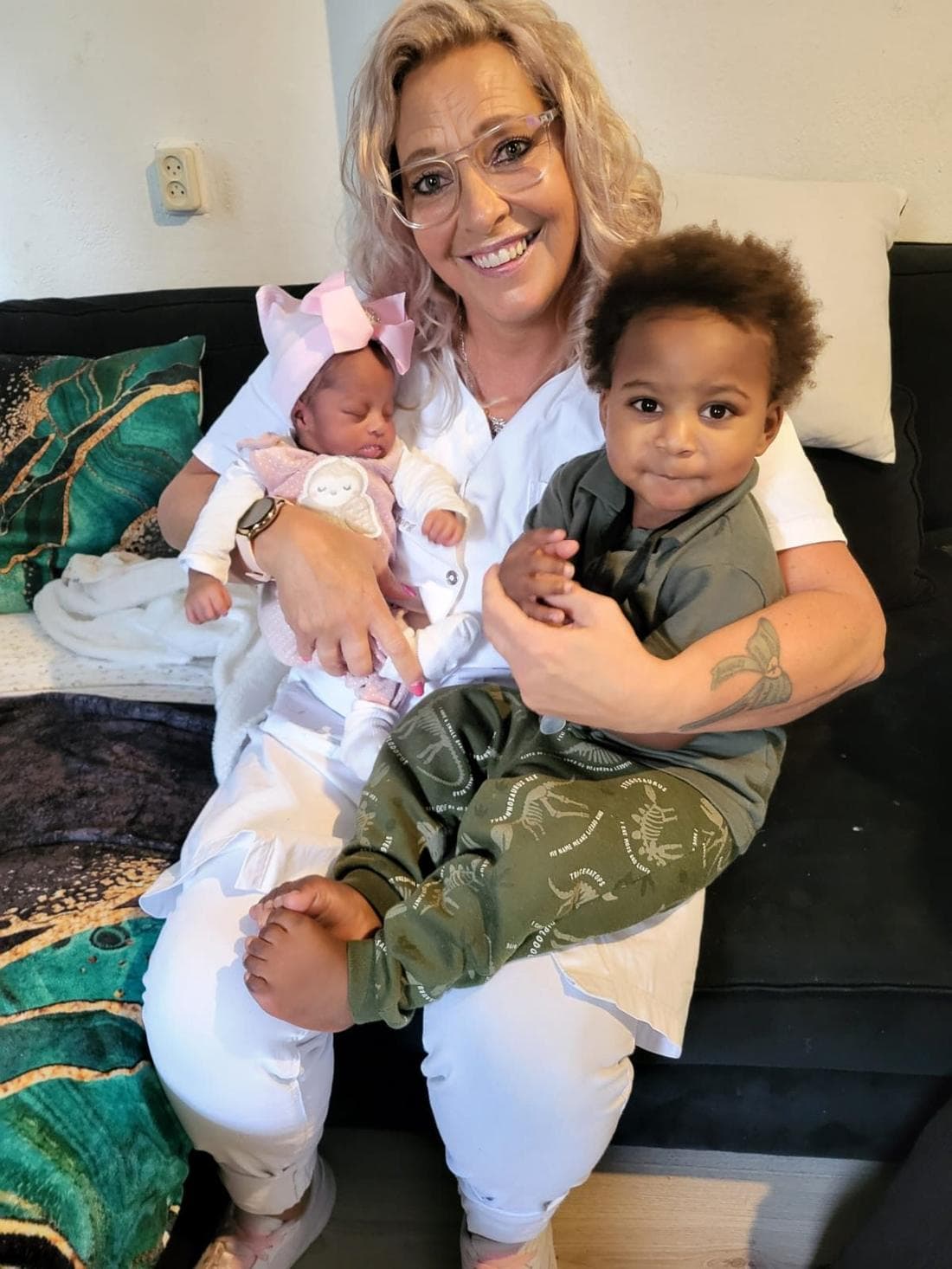 Cindy samen met een pasgeboren baby en peuter tijdens een kraamweek