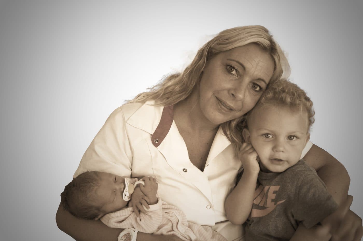 Kraamverzorgende Cindy met pasgeboren baby en peuter